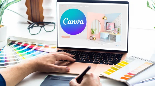 CANVAのサイトをパソコンで見ている写真